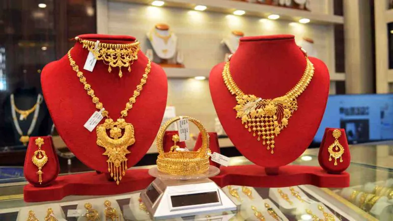 ৩৬,০০০ সস্তা হল সোনা, আরও দাম কমবে নাকি বাড়বে?