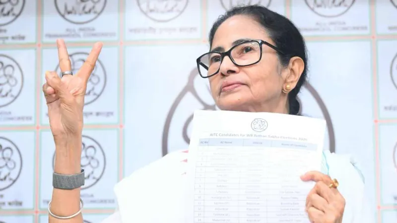 স্বাস্থ্য থেকে ভাতা, পাকা বাড়ি! তৃণমূলের ইস্তাহারে দশটি চমক মমতার