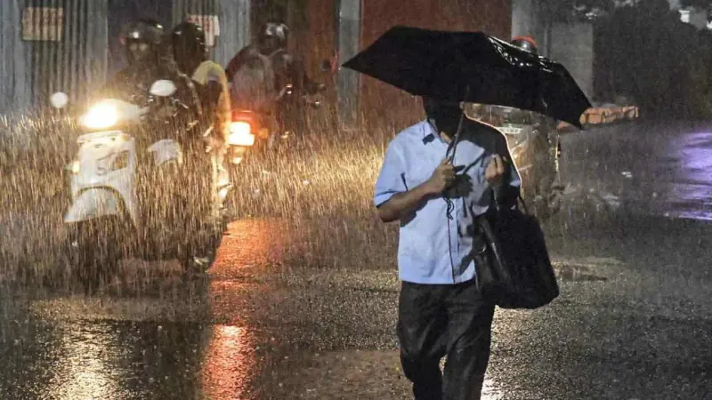 শিলাবৃষ্টির সাথে ঝোড়ো হাওয়া, একাধিক জেলায় কমলা সতর্কতা! আজকের আবহাওয়া