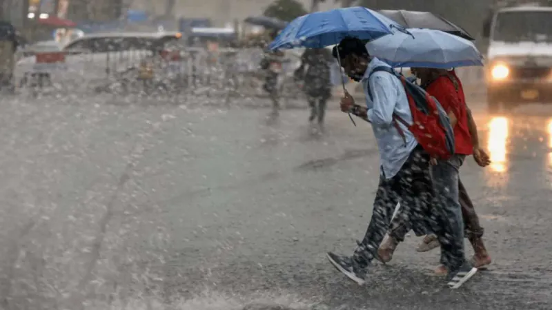 রবিবারও দুই বঙ্গের একাধিক জেলায় বজ্রবিদ্যুতসহ ঝড়বৃষ্টি! আজকের আবহাওয়া