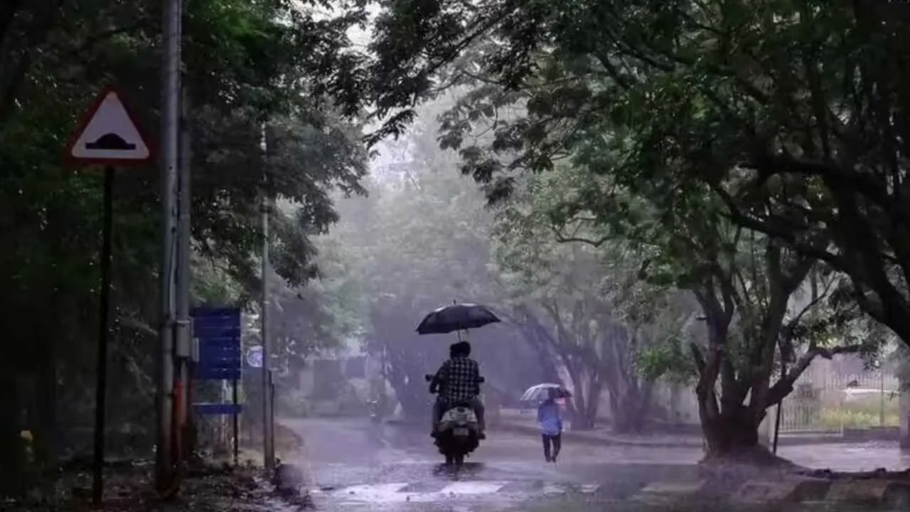 ৫০ কিমি বেগে ঝোড়ো হাওয়ার সাথে দক্ষিণবঙ্গে বজ্রবিদ্যুৎ সহ বৃষ্টিপাত! আবহাওয়ার আপডেট