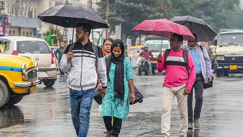 নিম্নচাপের জেরে দক্ষিণবঙ্গের একাধিক জেলায় বজ্রবিদ্যুৎ সহ ঝড়-বৃষ্টি! আবহাওয়ার আপডেট