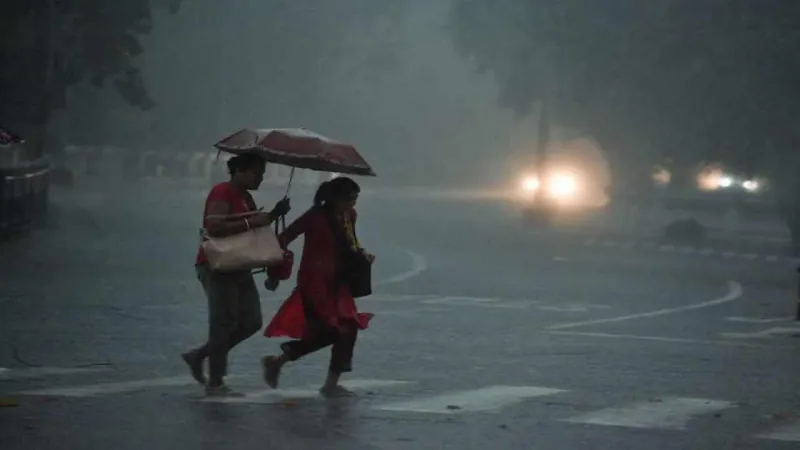ঘূর্ণাবর্তের জেরে ৫ জেলায় বজ্রবিদ্যুৎসহ ঝড়বৃষ্টি, কেমন থাকবে আজকের আবহাওয়া?