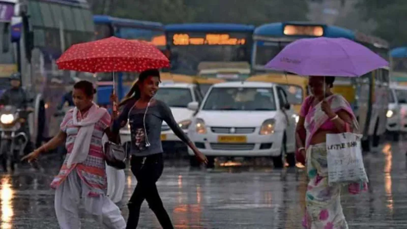 দক্ষিণবঙ্গের একাধিক জেলায় বজ্রবিদ্যুৎসহ বৃষ্টি, সাথে ঝোড়ো হাওয়া! আজকের আবহাওয়া