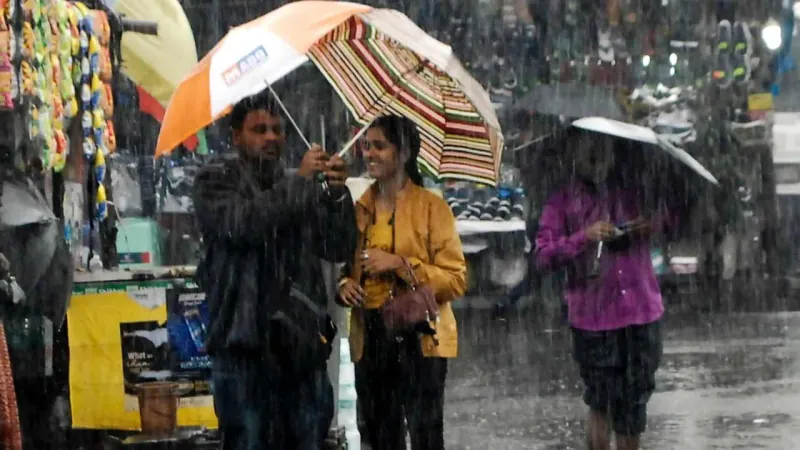 ঘূর্ণাবর্তের জেরে দক্ষিণবঙ্গের একাধিক জেলায় ঝড়বৃষ্টি! আজকের আবহাওয়া