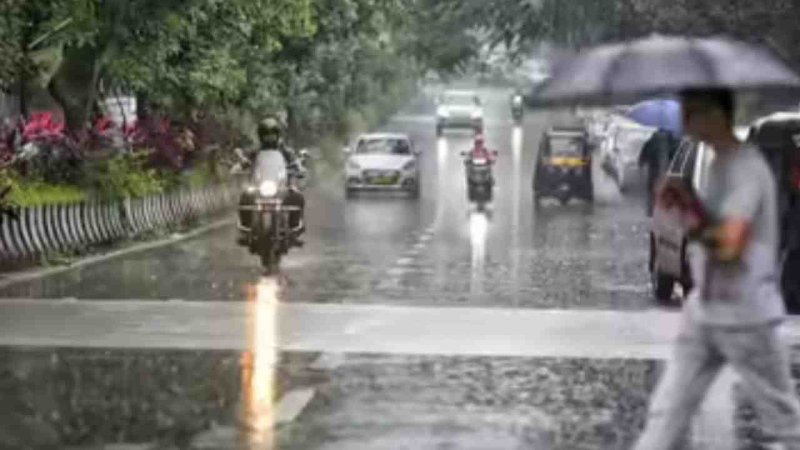 ভরা শ্রাবণে ৪ জেলায় ধেয়ে আসছে অতি ভারী বৃষ্টি, আবহাওয়ার খবর 