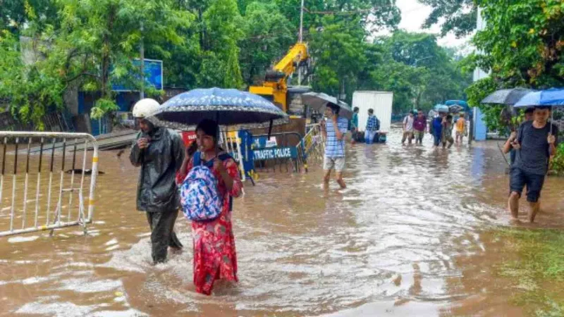 কলকাতা সহ ৭ জেলায় কিছুক্ষণের মধ্যে ঝেঁপে বৃষ্টির সম্ভাবনা, আবহাওয়ার খবর