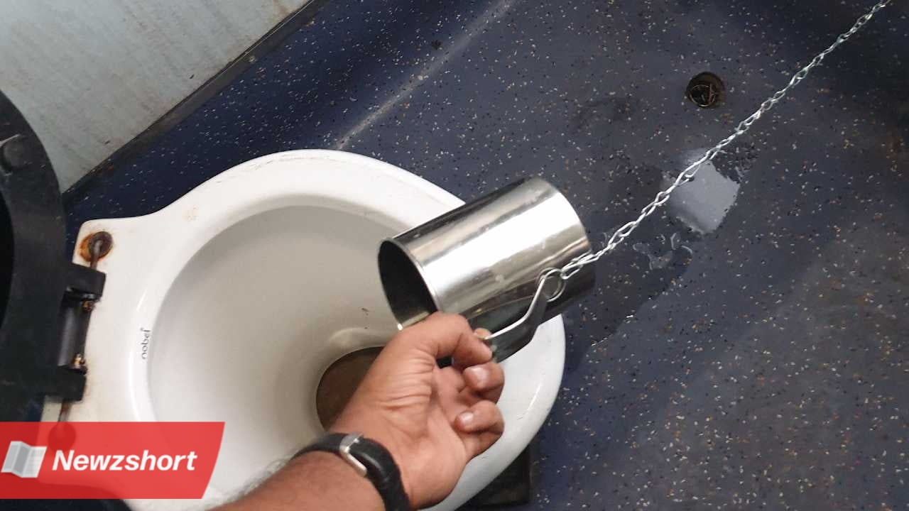 ভারতীয় রেল,Indian Railways,শৌচাগার,Toilet,দুর্গন্ধ,Bad Smell,বাংলা খবর,Bangla Khobor,Bengali Khobor,Bangla,Bengali