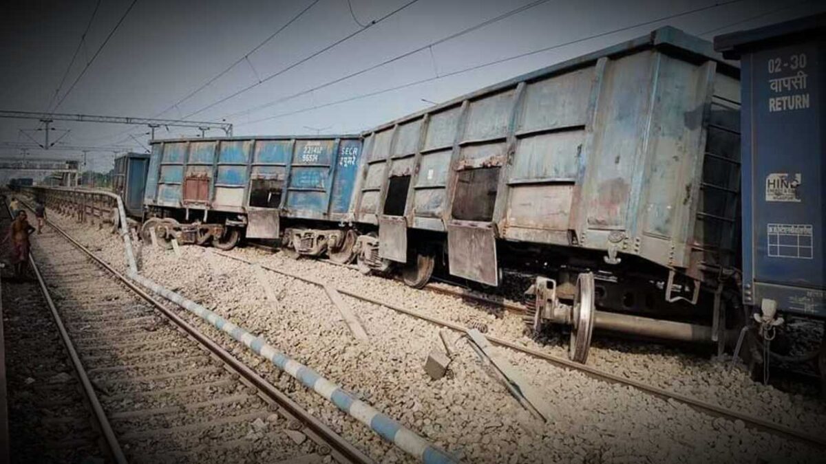 Again Train Accident in North Bengal 5 coaches of Goods Wagon derailed near new moynaguri station