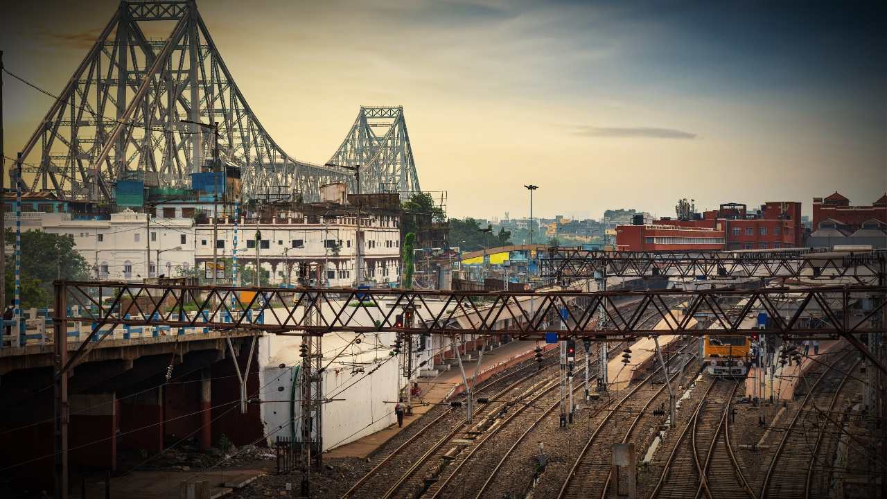 178 Trains Cancelled from Howrah Division due to Cyclone Dana see cancelled train list