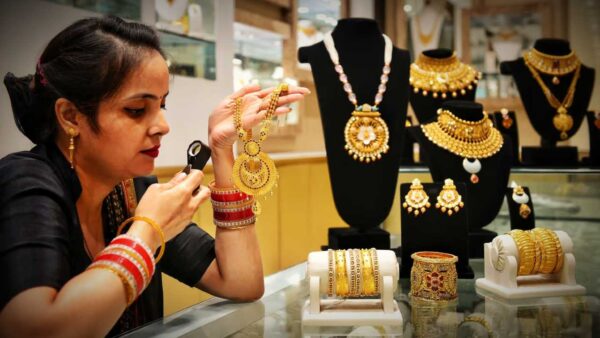 Gold Price dropped before Laxmi Puja See Gold and Silver Rates in Kolkata