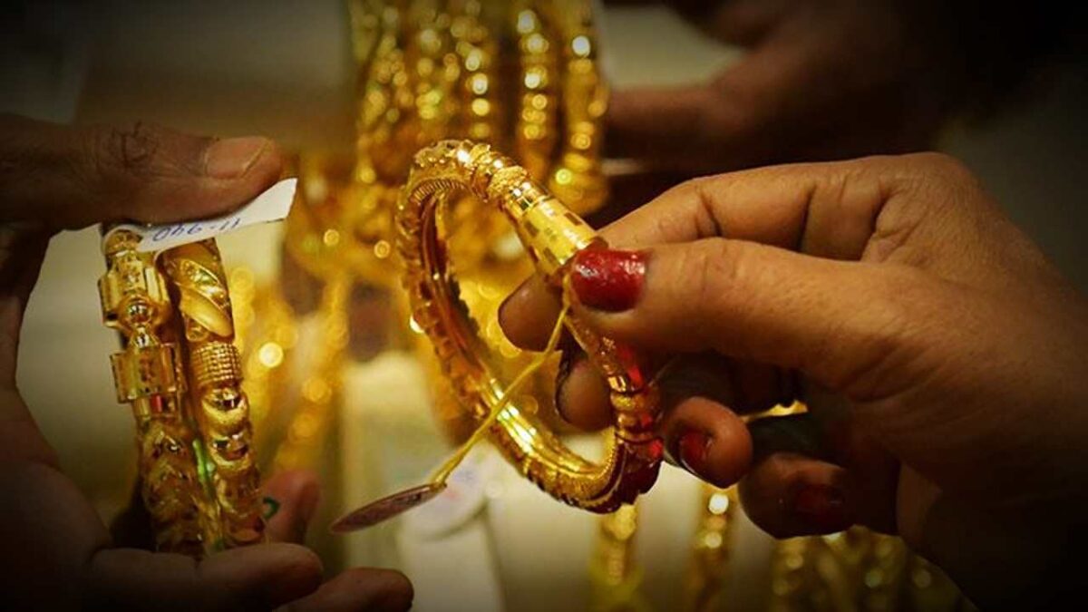 Gold Price reduced giving little relief see Gold and Silver Rates today in kolkata