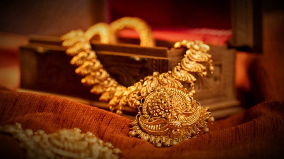 Gold Price slightly decreased See Gold and Silver Rates Today in Kolkata