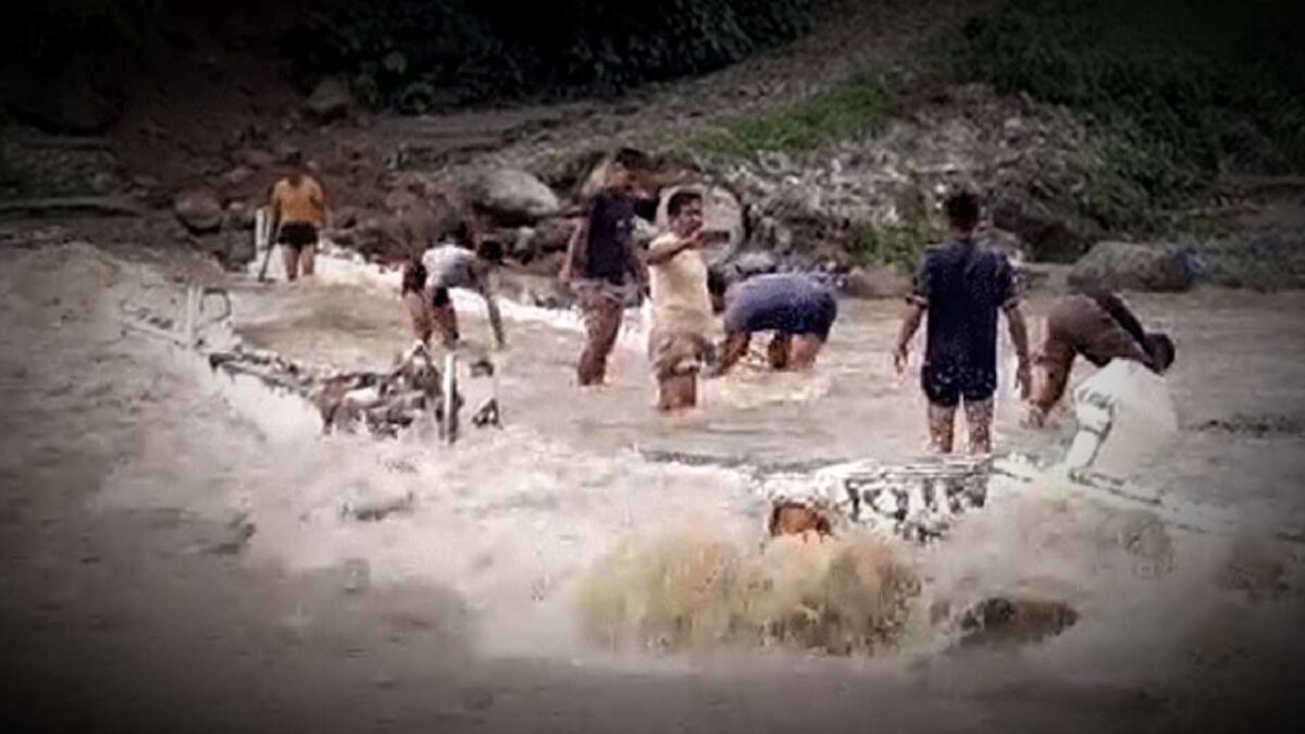 Landslide in Darjeeling due to 40 Hours continue Rain Balubas Bridge Sintam Under Water