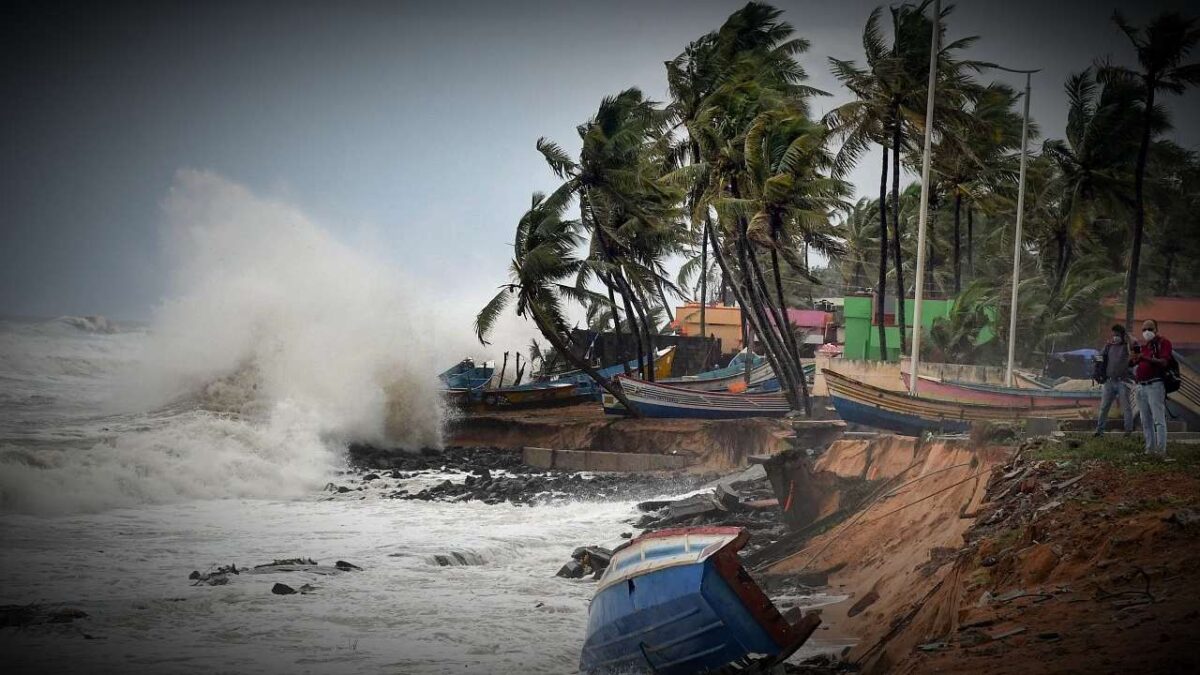 South Bengal Wather Cyclone might hit and Heavy rain forecast in coastal areas