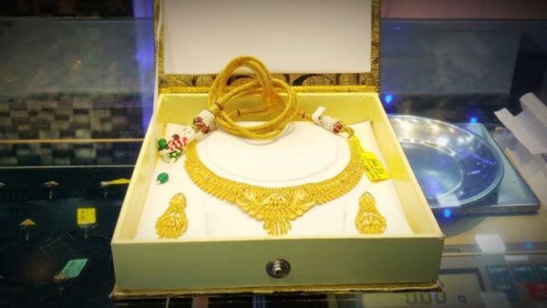 Gold Price dropped by 1100 in past 24 Hour See Gold and Silver Rates in Kolkata Today