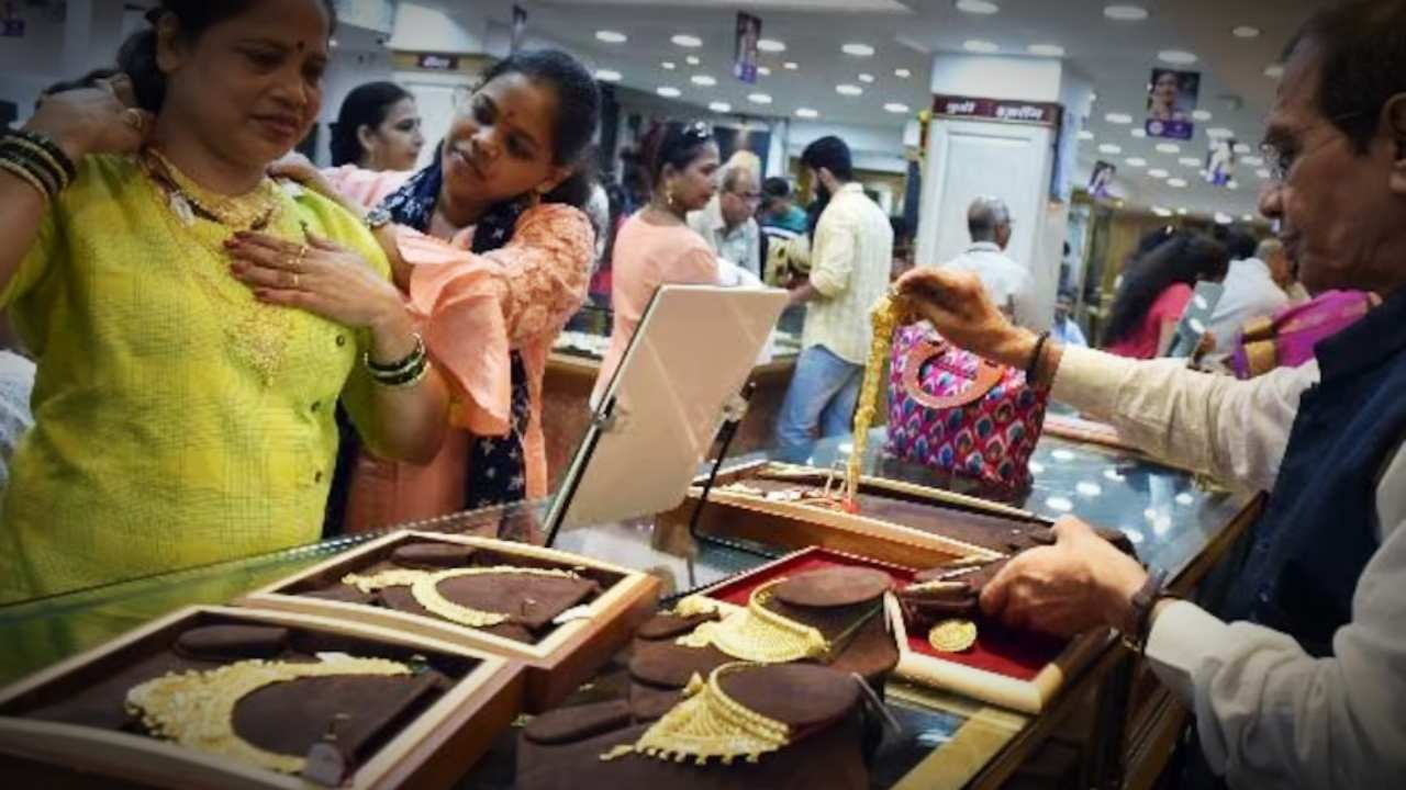 Gold becames Rs 8000 More Expensive in just 24 Hours check prices in your city today