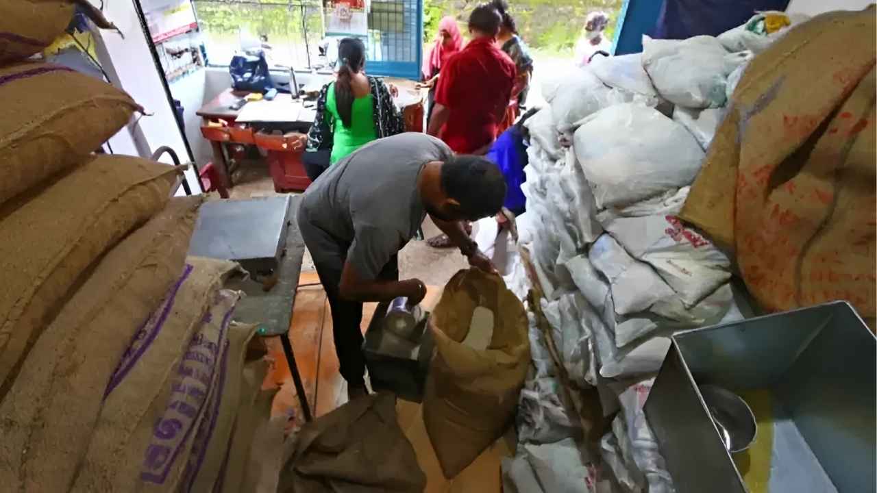 Delhi Government on Employees Taking Ration