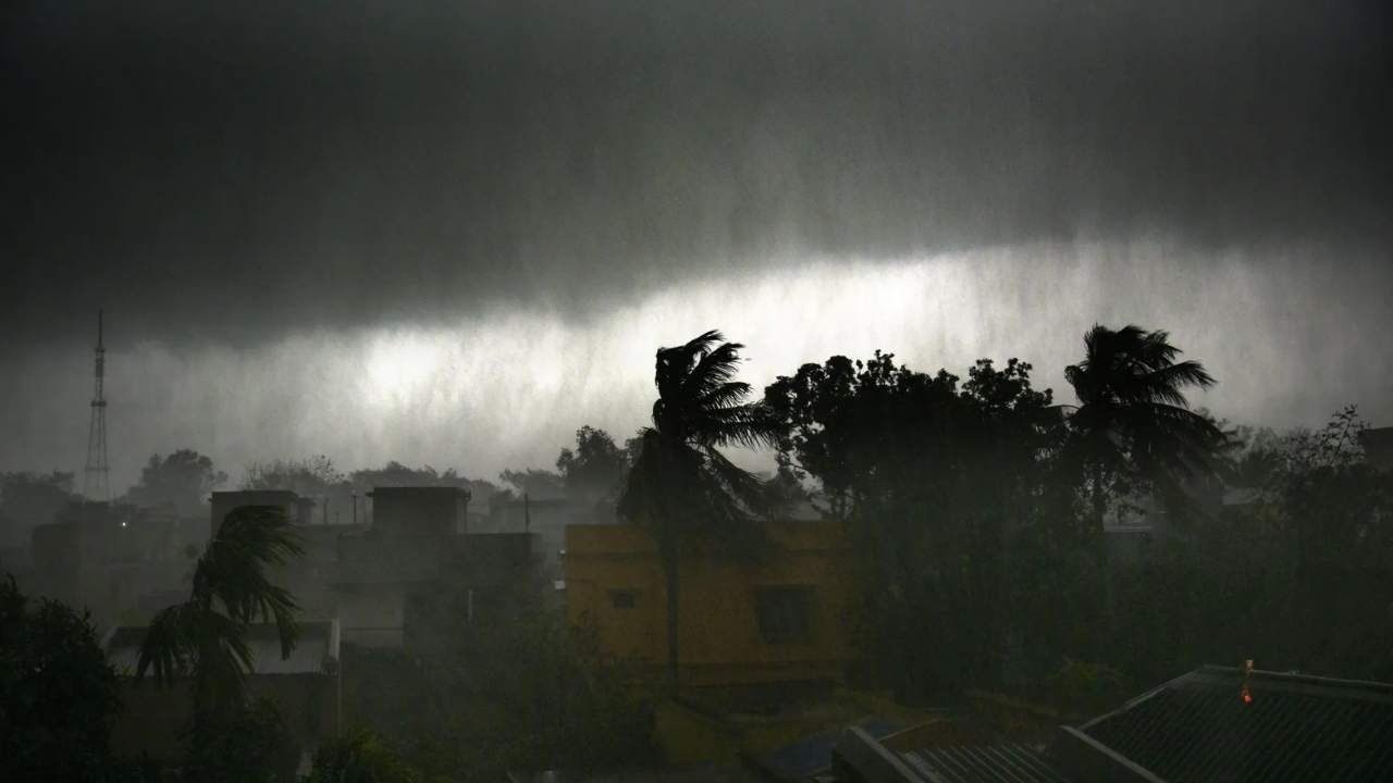 Weather Update Heavy Rain due to cyclonic circulation in south bengal